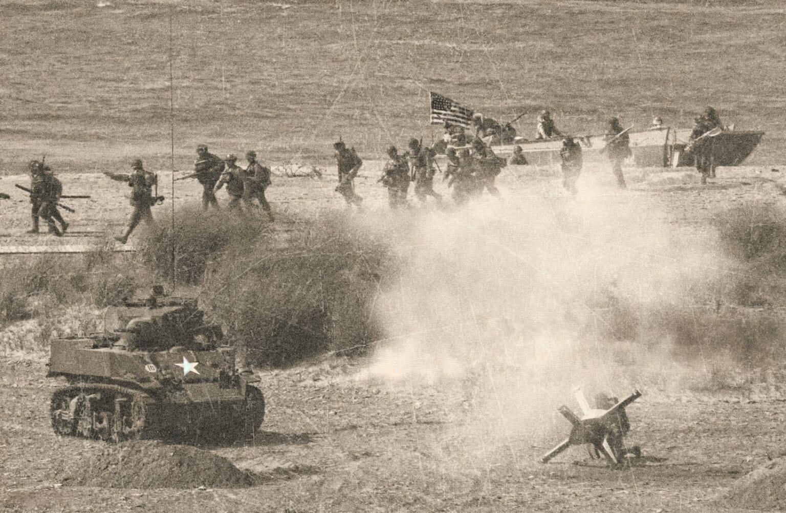 Utsnitt av amerikanske soldater under slag, med en tank i forgrunnen og to båter i bakgrunnen, som illustrasjon av militæroperasjoner under krig i en historisk svart-hvitt-stil.