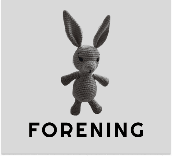 Heklet kanin leketøy, populært barneleketøy, forening logo, håndlaget kaninfigurer, fargerik håndarbeid, unikt gavealternativ, korpsaktiviteter, foreningsmerke, håndlagde leker med omtanke, kreative sponsorgaver, logo forening, håndverk og barneunivers.