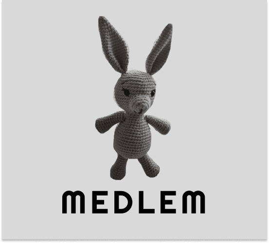 Myk gestalte av en kanin i heklet stil med teksten "MEDLEM" under, fokus på medlemskap og hobbysamling.