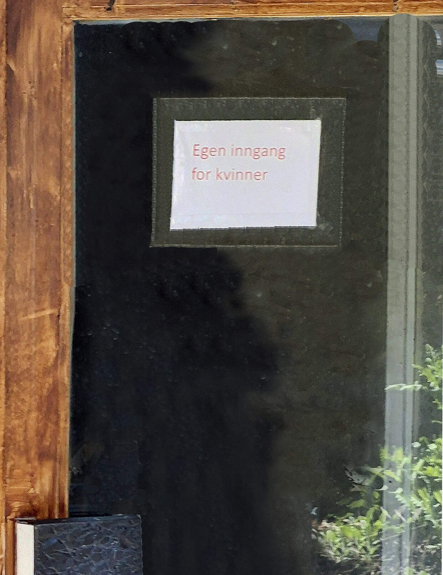 Egen inngang for kvinner, diskré inngang for kvinner, privat adgang for kvinner, kvinne kvinner, kvinner inngang døro.