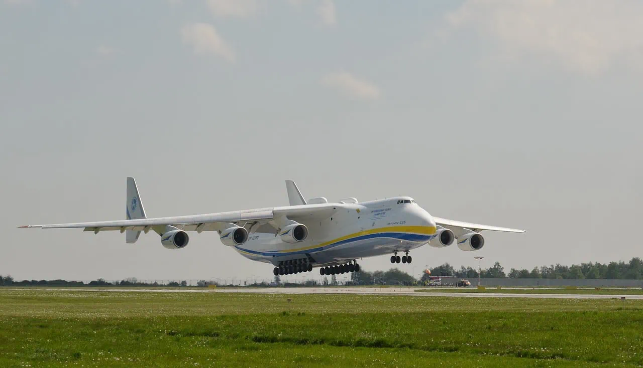 Stor flyfoto av Antonov An-225 Mriya lander på flyplass, kjent for sin enorme størrelse og kraftige design, brukt til spesialtransport av store laster.
