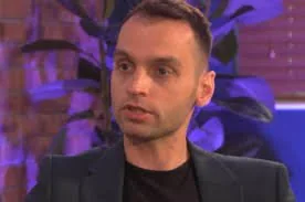 Håndverker som jobber med trearbeid i et verksted, fokus på kvalitet og presisjon.