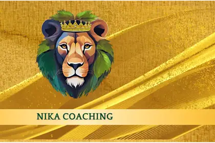 Kunstnerisk løvehode med krone og grønne blader, symboliserer styrke og lederskap, mot en gullfarget bakgrunn for et eksklusivt utseende.