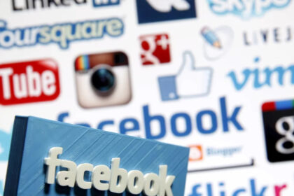 Facebook-logo på en blå bok foran en kollasj av sosiale medie-ikoner, som Instagram, YouTube og Google+, illustrerer digital markedsføring og online tilstedeværelse.