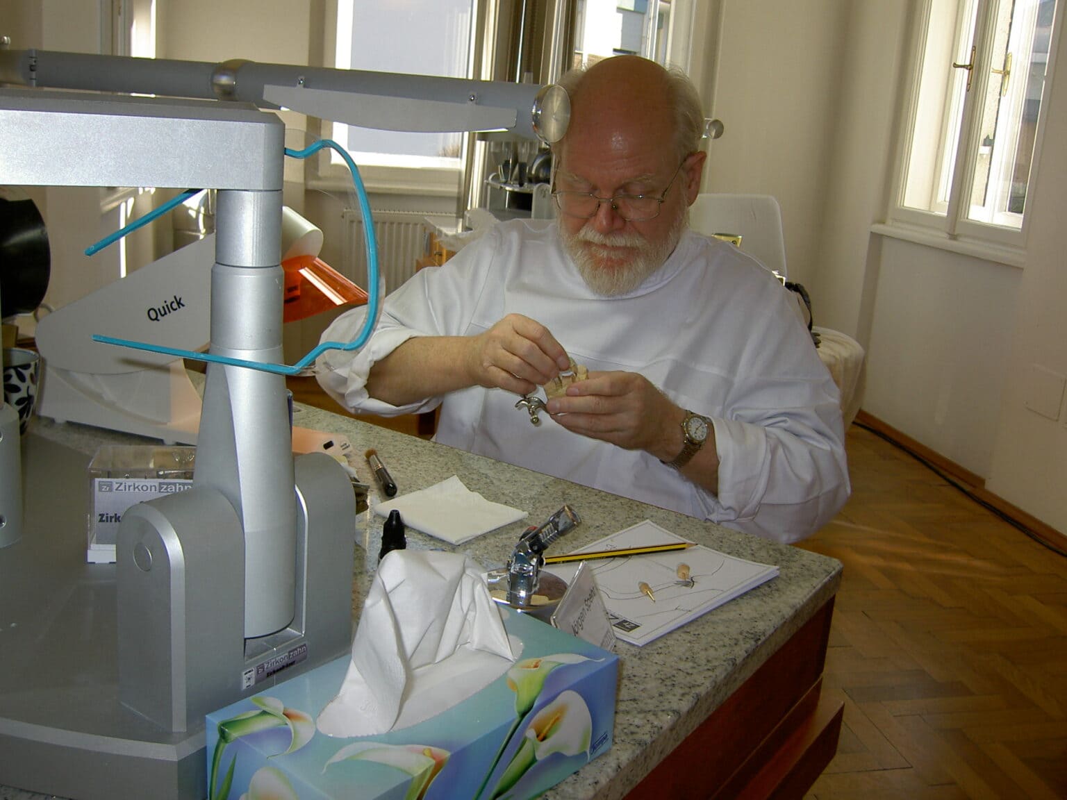 Zircon-lege, tannlegearbeid, tannregulering, tannimplantat, tannhelse, tannbehandling, tannlegepraksis, tanneservice, tannlegekontor, tannpleie, tannfaglig, munnhygiene, odontologi, tannlegesalong, tannverd, tannlegen i arbeid, dental laboratory, tannbehandling på klinikk.