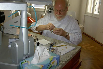 Zircon-lege, tannlegearbeid, tannregulering, tannimplantat, tannhelse, tannbehandling, tannlegepraksis, tanneservice, tannlegekontor, tannpleie, tannfaglig, munnhygiene, odontologi, tannlegesalong, tannverd, tannlegen i arbeid, dental laboratory, tannbehandling på klinikk.