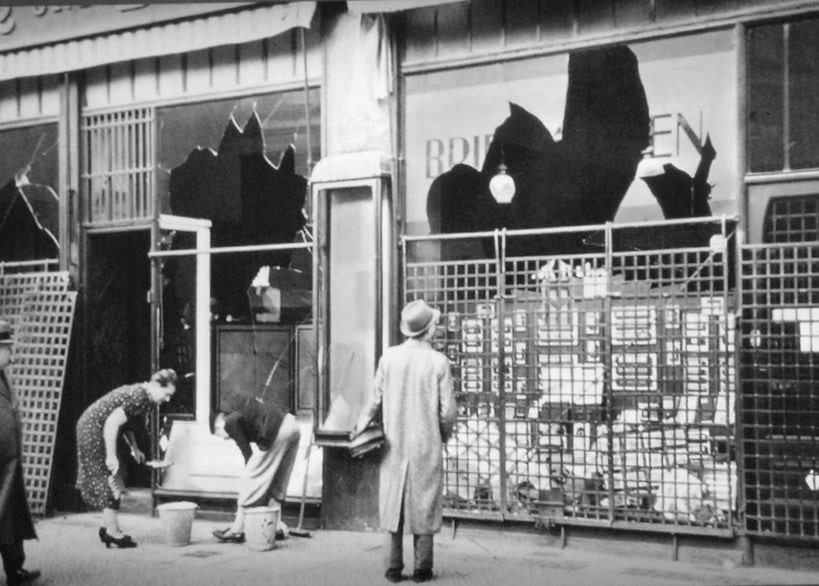 Repairs of shattered shop windows on Torggata, Oslo, 1950s, showcasing historical storefronts and street scene in black and white.