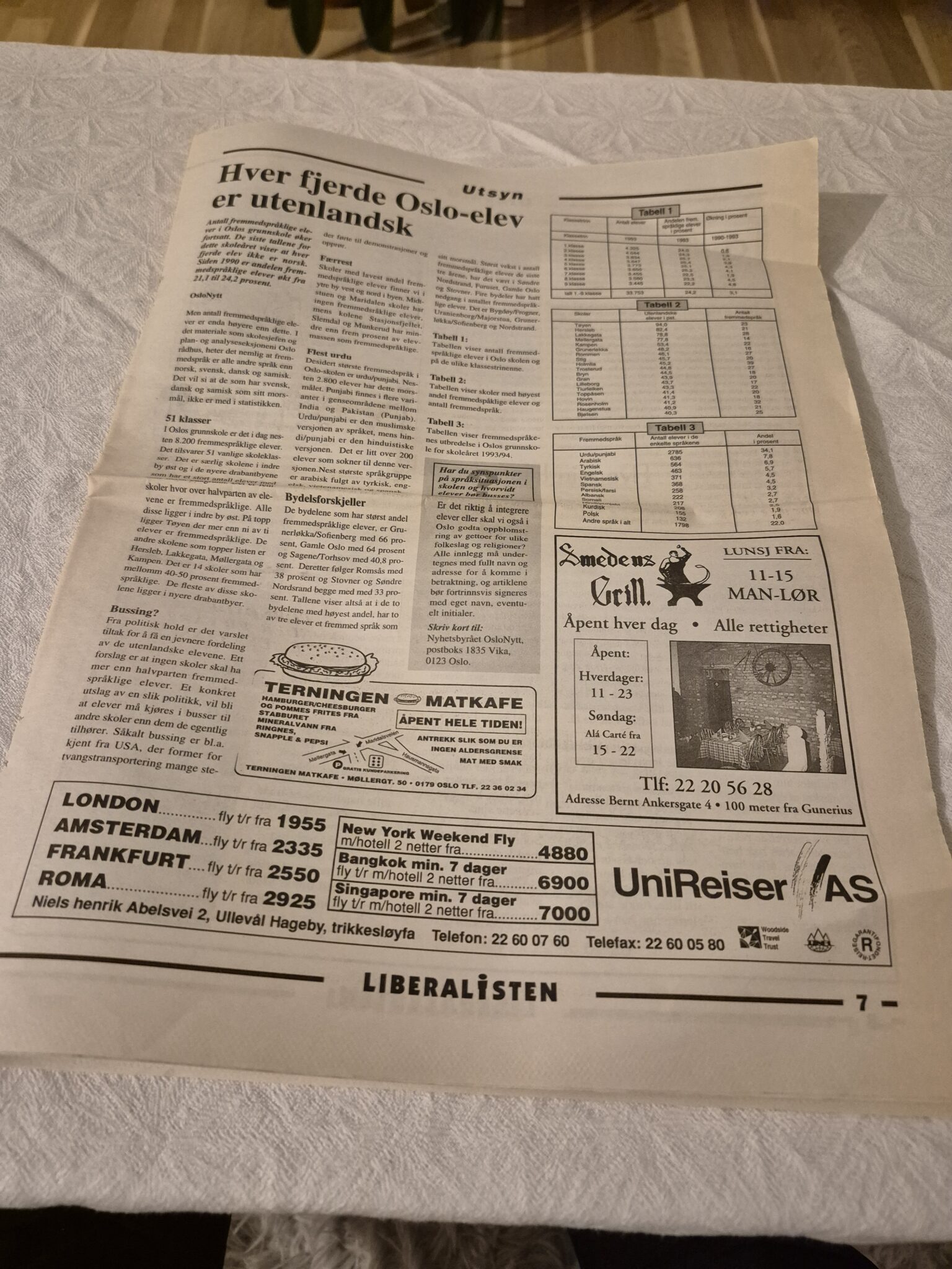 1. Utsnitt av avis med norske skole- og reiseannonser, fokus på Oslo-elever og internasjonale reiser, tydelig trykt tekst og tabeller.