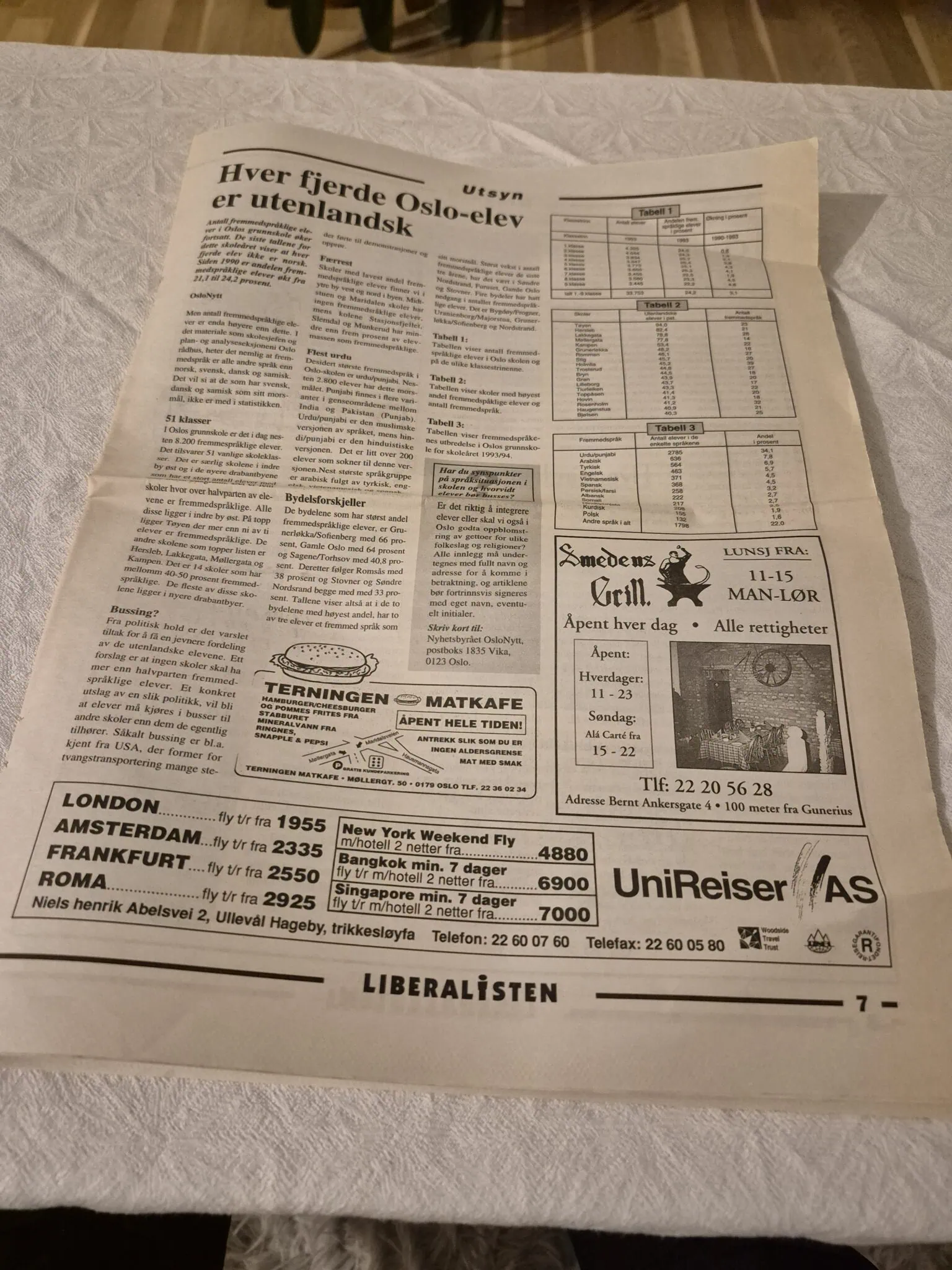 1. Utsnitt av avis med norske skole- og reiseannonser, fokus på Oslo-elever og internasjonale reiser, tydelig trykt tekst og tabeller.