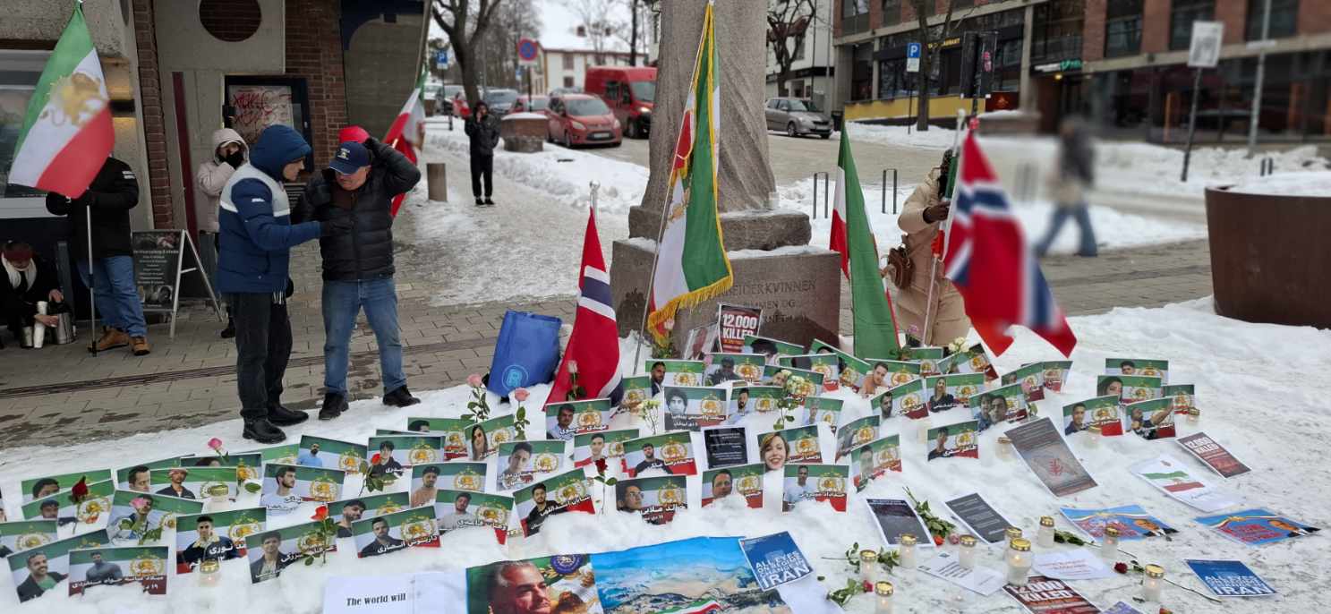1. Nekrolog for ofre for 12,000 personer, med bilder, blomster og flagg på snødekt fortau, minneseremoni for ofre for krig og konflikt, symbol på solidaritet og håp i Norge.