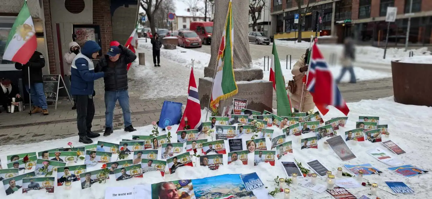 1. Nekrolog for ofre for 12,000 personer, med bilder, blomster og flagg på snødekt fortau, minneseremoni for ofre for krig og konflikt, symbol på solidaritet og håp i Norge.
