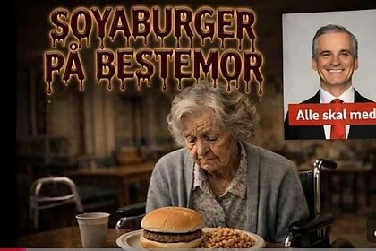 En eldre kvinne med rullestol spiser en soyaburger på en restaurant, med en plakat av en mann i bakgrunnen.