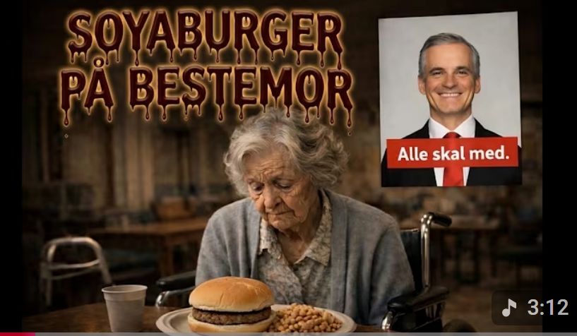 En eldre kvinne med rullestol spiser en soyaburger på en restaurant, med en plakat av en mann i bakgrunnen.